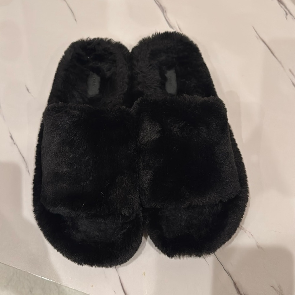 Skims plush slippers in size 11 (EU 42)